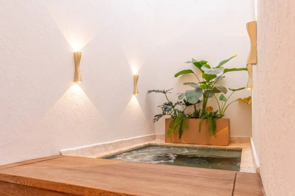 Detalle de diseño en Casa Museo: piedra tallada, madera y luz cálida
